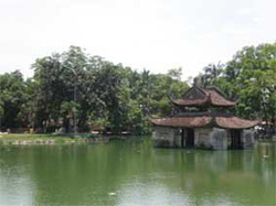 A temple in the middle of Long Chieu Lake, in front of Thay Pagoda. (Thoa Nguyen)