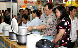 Local customers look at Thai consumer goods at an exhibition in Ha Noi. Viet Nam and Thailand yesterday signed a memorandum of understanding on promoting trade co-operation between the two countries.